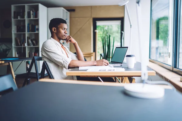 Jonge Afro Amerikaanse Man Zit Aan Tafel Met Laptop Kantoor — Stockfoto