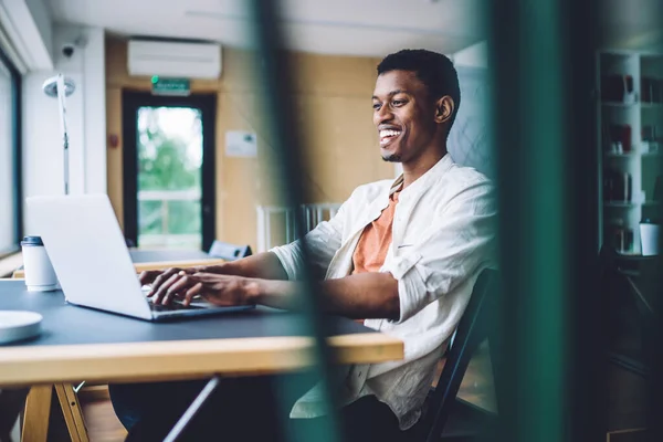 Joven Afroamericano Contemporáneo Sentado Escritorio Oficina Moderna Riendo Felizmente Mientras — Foto de Stock