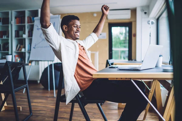 Joven Hombre Negro Feliz Sosteniendo Los Brazos Levantados Gesto Triunfo — Foto de Stock