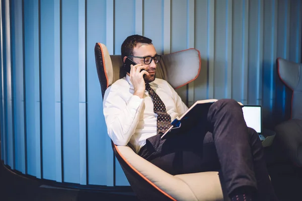 Homem Ocupado Liderança Qualificada Conversando Com Funcionário Telefone Celular Lendo — Fotografia de Stock