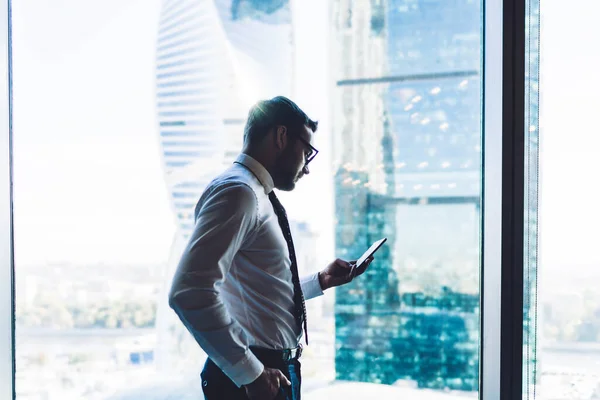 Zakenman Ontving Mail Met Financieel Nieuws Mail Mobiele Telefoon Terwijl — Stockfoto