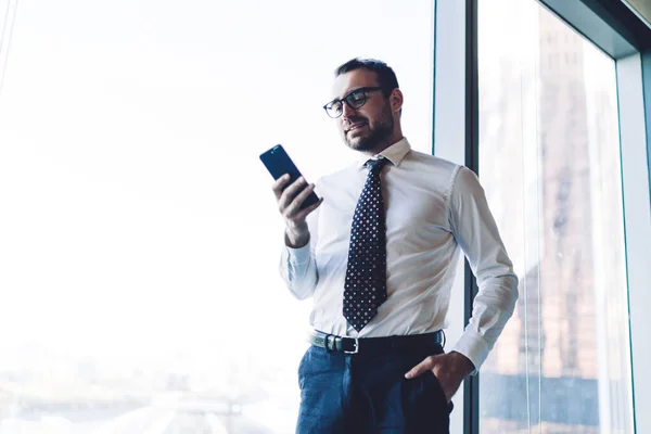 携帯電話で4Gのワイヤレスを使用して会議の時にクライアントから受け取った視覚矯正読書のための眼鏡でハンサムな白人男性弁護士の見解の下で デジタルマーケティングの概念 — ストック写真