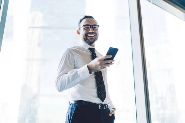 Retrato Mitad Longitud Del Contable Masculino Alegre Parado Cerca Ventana — Foto de Stock