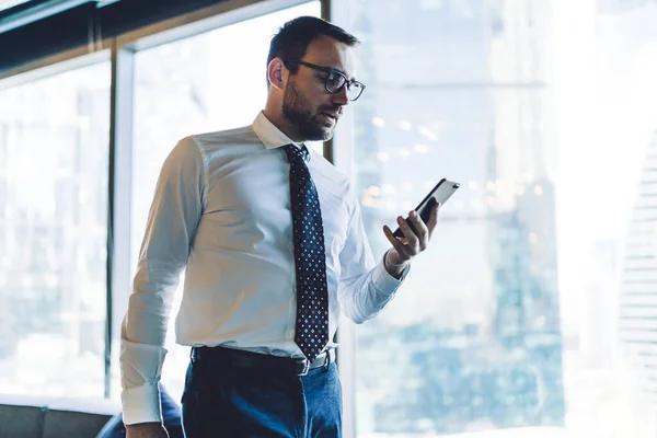 Felnőtt Férfi Vállalati Igazgató Mobiltelefonnal Kezében Olvasási Értesítést Alkalmazás Csatlakozik — Stock Fotó