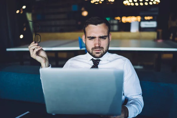 Hombre Perplejo Banquero Profesional Leyendo Correo Electrónico Computadora Portátil Con — Foto de Stock