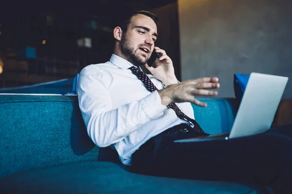 Hombre Guapo Ropa Formal Hablando Con Colega Través Teléfono Inteligente — Foto de Stock