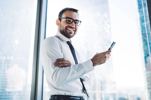 Retrato Mitad Longitud Hombre Feliz Experto Gafas Para Corrección Visión — Foto de Stock