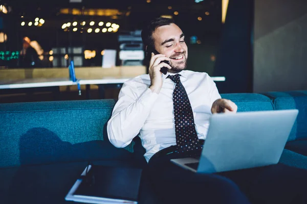 Empresario Masculino Exitoso Lectura Formal Del Desgaste Correo Electrónico Divertido — Foto de Stock