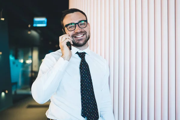 Retrato Mitad Longitud Del Hombre Alegre Gafas Sonriendo Mirando Cámara — Foto de Stock