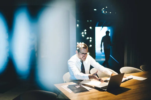 Stresszes Üzletember Dolgozik Íróasztal Modern Irodai Kiabál Laptop Képernyőjén Mivel — Stock Fotó