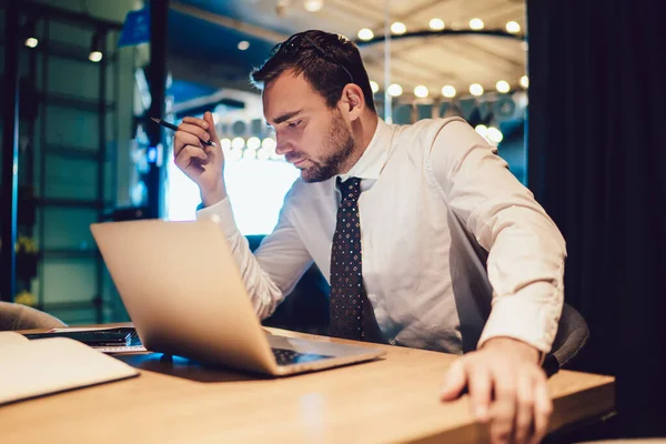 Jeune Homme Affaires Caucasien Concentré Sur Idée Projet Marketing Assis — Photo