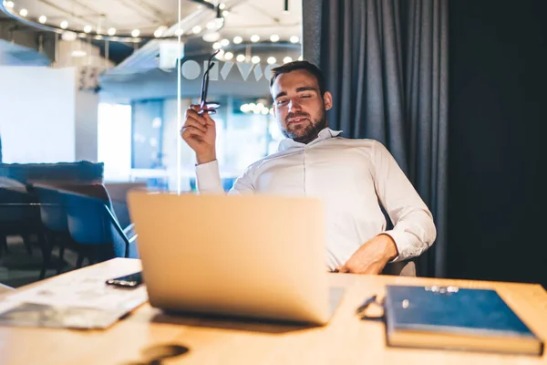 Inteligente Abogado Masculino Que Tiene Una Videoconferencia Con Socio Negocios — Foto de Stock