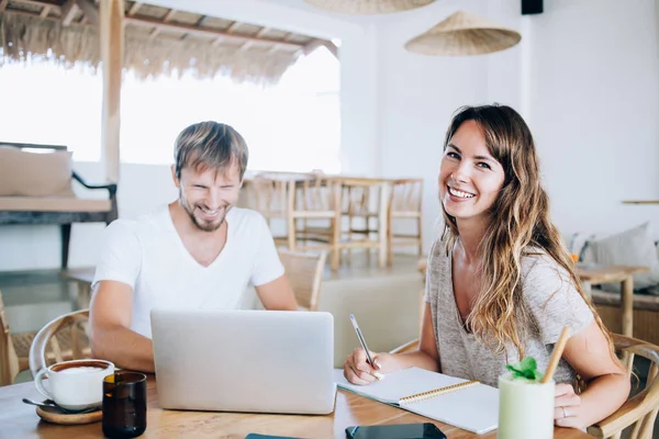 Portrait Cheerful Female Digital Nomad Sitting Cafeteria Table Happy Hasbund — Stock Photo, Image