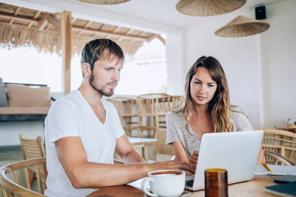 Caucasian Male Female Networking Websites Time Online Work Startup Project — Stock Photo, Image