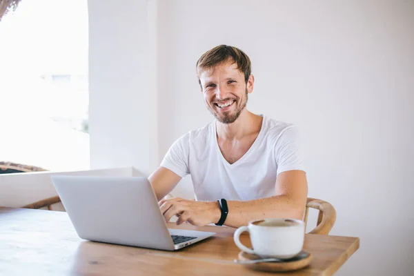 Retrato Hombre Feliz Freelancer Sonriendo Cámara Durante Descanso Trabajar Línea —  Fotos de Stock
