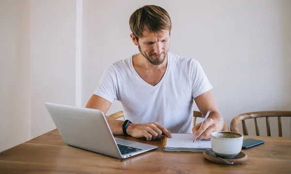 Chico Hipster Guapo Plan Organización Escritura Ropa Casual Para Crear — Foto de Stock