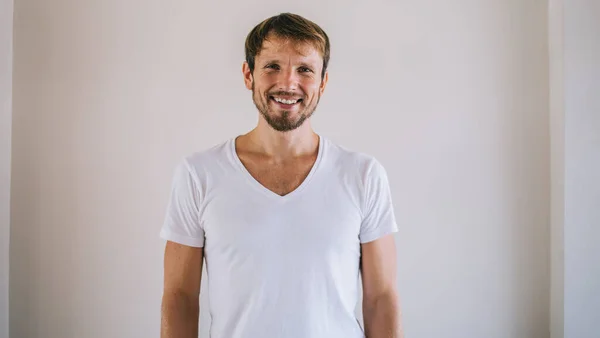 Portrett Munter Mann Trendy Hvit Skjorte Med Kopiplass Til Varemerke – stockfoto