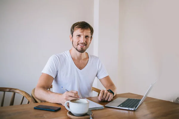 Retrato Del Exitoso Diseñador Gráfico Masculino Camiseta Blanca Casual Sonriendo —  Fotos de Stock