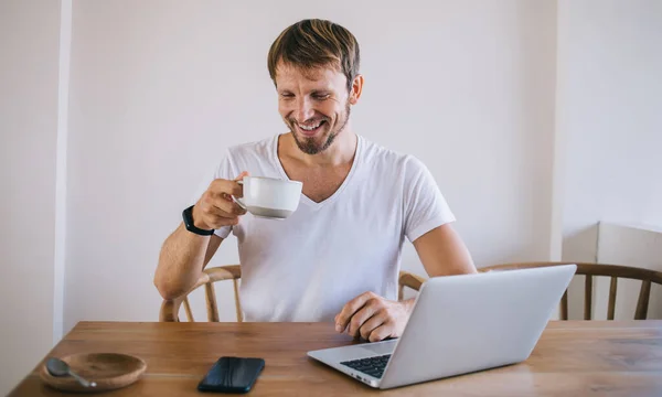 Hombre Alegre Ropa Casual Sosteniendo Taza Con Bebida Cafeína Sonriendo —  Fotos de Stock