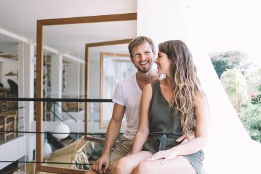 Kafede birlikte vakit geçiren iki insan, mutlu stil sahibi arkadaşlar birlikte balayı yapan, birbirine aşık genç beyaz bir çiftin hafta sonu halka açık bir yerde eğlenmesi.