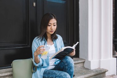 Çekici Japon yazar, macera edebiyatının tadını çıkartıyor. Şehir ortamında en sevdiği hobi için zaman harcıyor. Su araştırması bilgisi olan güzel bir kız öğrenci, en çok satanlar listesinin analizini yapıyor.