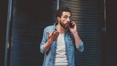 Duygusal sakallı adamın cep telefonuyla konuşması sokakta duran son haberle şok oldu. Kafkasyalı hippi adamın tartışması ve akıllı telefon operatörüyle sorunu çözmesi şok etkisi yarattı.