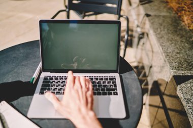 Modern dizüstü bilgisayarda kablosuz internet bağlantısı kullanılarak ders için insanın ellerinin klavye metninin kırpılmış görünümü. Şehir ortamında uzaktan çalışma için dijital ağ üzerinde bilgi ara