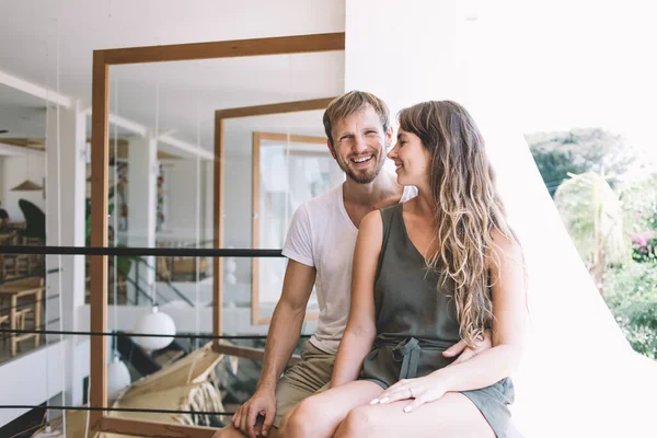 Kafede birlikte vakit geçiren iki insan, mutlu stil sahibi arkadaşlar birlikte balayı yapan, birbirine aşık genç beyaz bir çiftin hafta sonu halka açık bir yerde eğlenmesi.