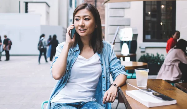 Attraktiv Asiatisk Kvinna Klädd Casual Denim Outfit Gör Internationella Samtal — Stockfoto