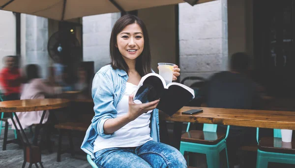 Positiv Ung Kvinnlig Student Håller Favorit Bok Studerar Litteratur Cafeteria — Stockfoto
