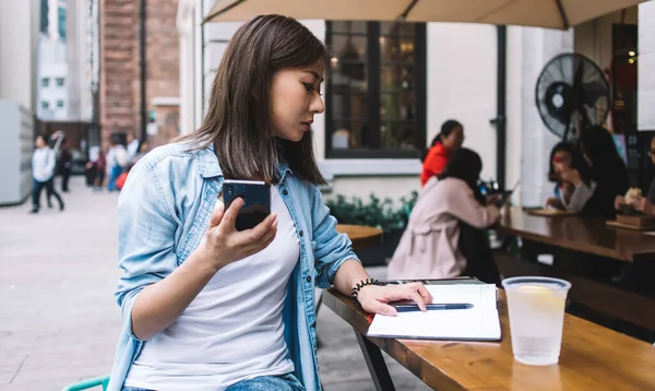 Ázsiai Női Blogger Alkalmi Farmer Ruha Ellenőrzési Menetrend Információ Űrlap — Stock Fotó