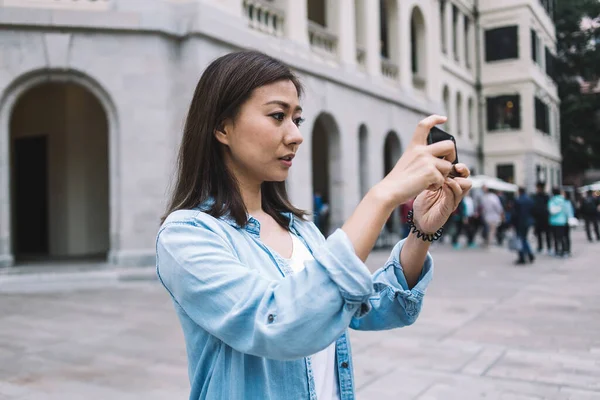 Fiatal Hipster Lány Alkalmi Kopás Forgatás Videó Álló Városi Környezetben — Stock Fotó