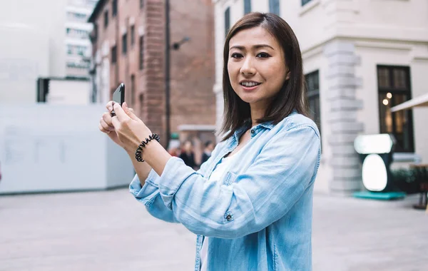Портрет Положительный Азиатский Женщина Джинсовой Рубашке Улыбаясь Камеру Время Съемки — стоковое фото