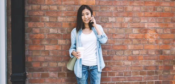Chica Hipster Asiática Hablando Con Amigo Través Moderno Gadget Electrónico — Foto de Stock
