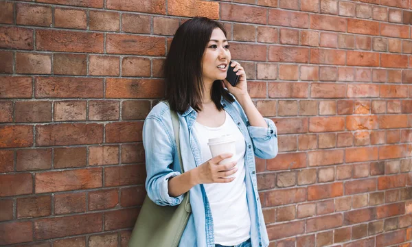 Atrakcyjna Studentka Kawą Telefon Komórkowy Stojąca Miejskim Terenie Młoda Kobieta — Zdjęcie stockowe