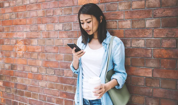 Młoda Azjatycka Hipsterka Wpisując Wiadomość Sieci Telefon Komórkowy Podczas Komunikacji — Zdjęcie stockowe