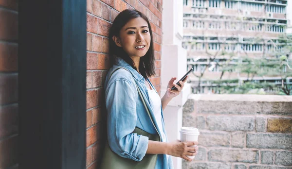 Halblanges Porträt Positiver Chinesischer Bloggerin Freizeitkleidung Die Freien Kaffeepause Und — Stockfoto
