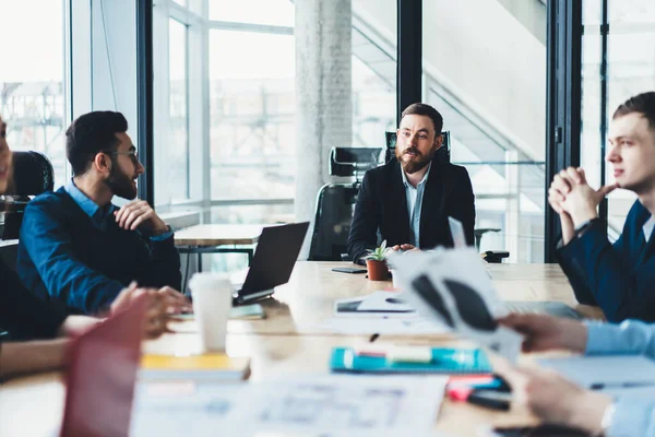 Zelfverzekerde Mannelijke Baas Van Het Bedrijf Uit Leggen Nieuwe Informatie — Stockfoto