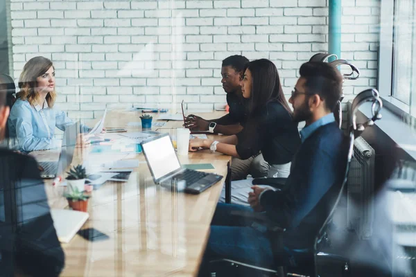 Jóvenes Socios Masculinos Femeninos Trabajanjuntos Espacio Trabajo Mientras Discuten Estrategia — Foto de Stock