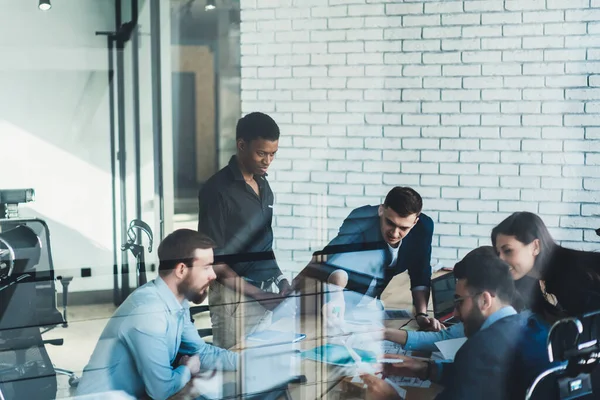 Grupp Manliga Och Kvinnliga Entreprenörer Diskuterar Ledningsprojekt Samarbete Moderna Kontor — Stockfoto