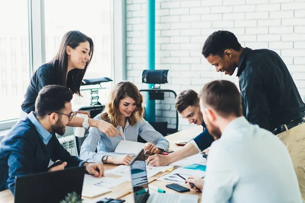 Succesvolle Groep Van Mannelijke Vrouwelijke Business Analytics Analyseren Strategie Voor — Stockfoto