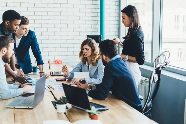 Ciddi bir perspektif ekibi erkek ve kadın meslek uzmanları birbirlerine danışmanlık finans dünyasında yenilik, ofis şirketinde iletişim kuran çok kültürlü iş adamlarından oluşan genç bir ekip