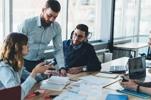 Joven Equipo Arquitectos Masculinos Femeninos Discutiendo Ideas Para Proyecto Construcción —  Fotos de Stock