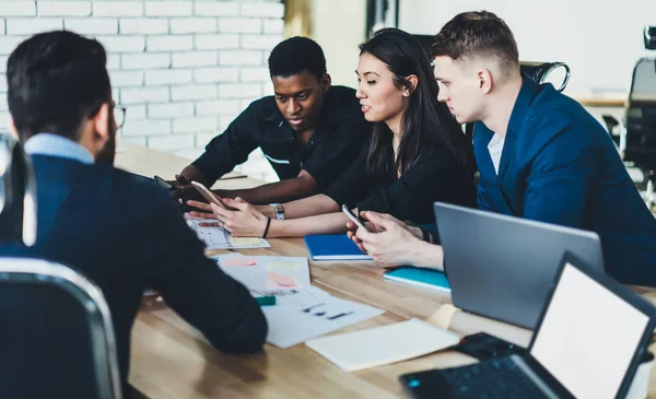 Grupp Unga Perspektiv Anställda Läser Post Från Chef Nästa Tillsammans — Stockfoto