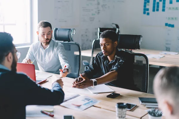 Gruppe Männlicher Experten Die Informationen Über Managementprojekte Für Unternehmen Austauschen — Stockfoto