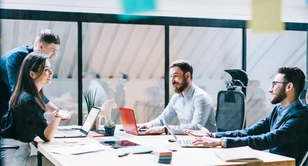 Meslek planladıktan sonra iş saatlerinde olumlu erkek ve kadınlar kişisel konularda iletişim kuruyor, bilgisayarlarla masaüstünde oturan başarılı meslektaşlar ve dostça sohbetin tadını çıkarıyor