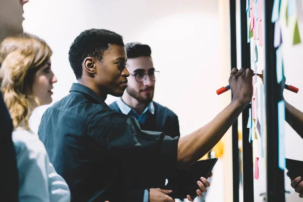 Jovem Empresário Africano Desenhando Ideias Sobre Vara Durante Colaboração Com — Fotografia de Stock