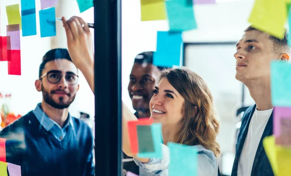 Sorridente Imprenditrice Allegra Scrivere Informazioni Divertenti Bastone Carta Mentre Godendo — Foto Stock