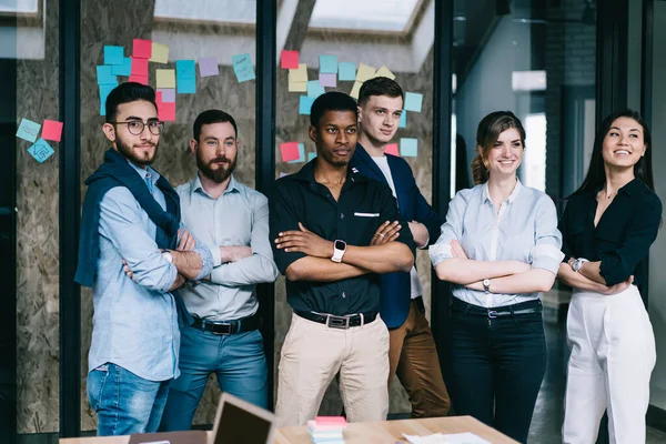 Retrato Medio Cuerpo Del Hombre Negocios Caucásico Confiado Gafas Ópticas — Foto de Stock