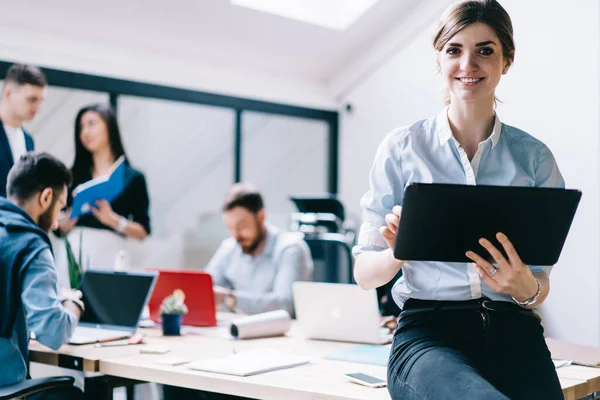 Retrato Una Alegre Mujer Caucásica Sonriente Ropa Formal Sosteniendo Tableta — Foto de Stock